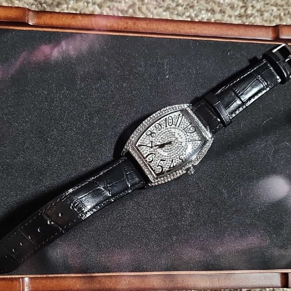 Mobangtuo Black Leather Woman Watch